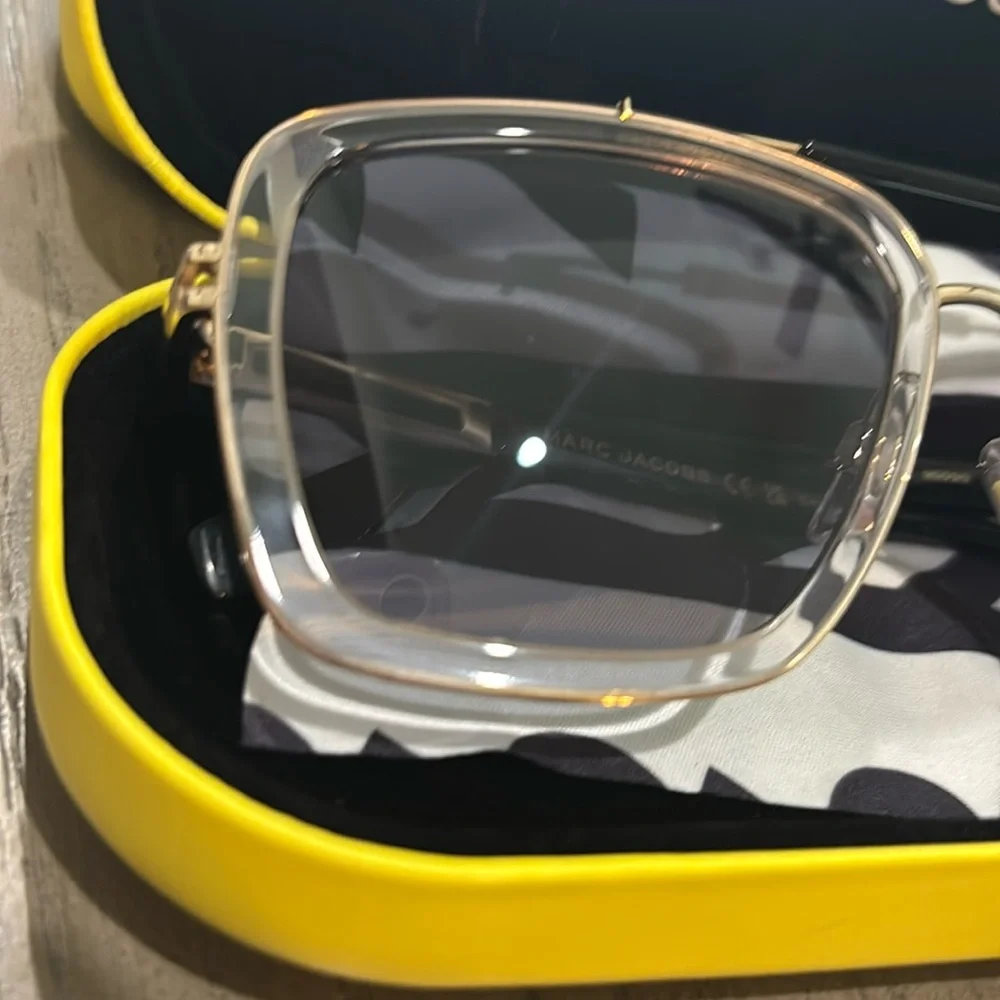 Marc Jacobs Eyewear Pilot Frame Sunglasses new in Case